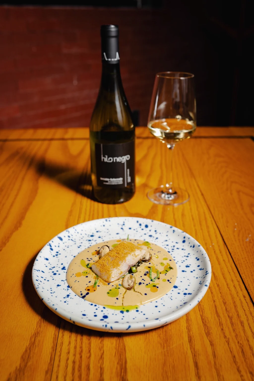 Platillo de EMAT acompañado de vino blanco Hilo Negro.